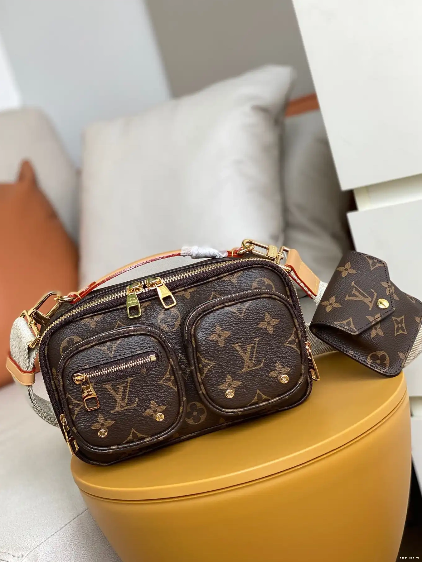 First bag ru VUITTON CROSSBODY UTILITY LOUIS 0513